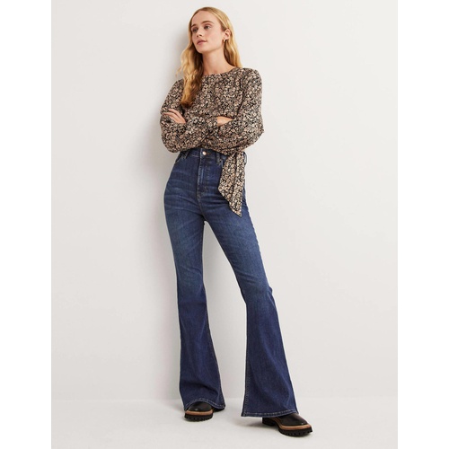 보덴 Boden High Rise Fitted Flare Jeans - Mid Vintage