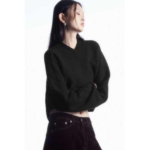 COS CROPPED V-NECK WOOL SWEATER