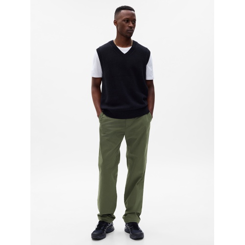 갭 Modern Khakis in Relaxed Fit with GapFlex
