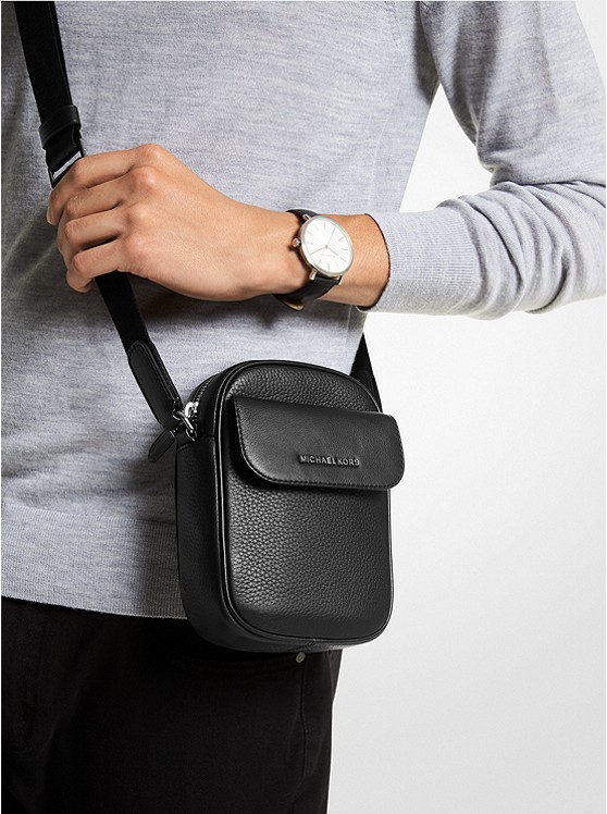 마이클코어스 Michael Kors Mens Hudson Pebbled Leather Smartphone Crossbody Bag