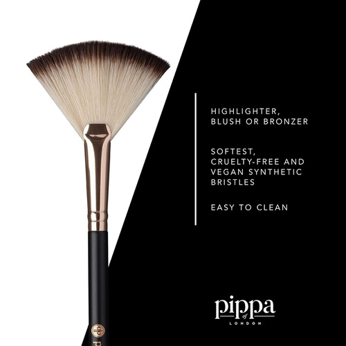 Studio FX Fan Brush by Pippa of London - Soft Fan Makeup Brush For Highlighter and Blush - Light & Feathery Fanning Effect Cosmetic Tool For Face With 100% Cruelty Free Synthetic B