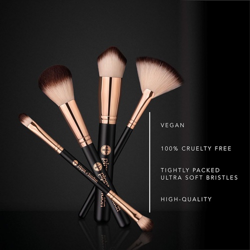  Studio FX Fan Brush by Pippa of London - Soft Fan Makeup Brush For Highlighter and Blush - Light & Feathery Fanning Effect Cosmetic Tool For Face With 100% Cruelty Free Synthetic B