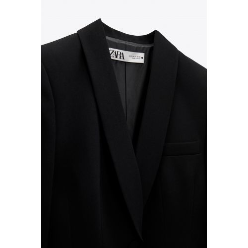 자라 Zara Long sleeve lapel collar blazer. Welt pockets with flaps at front. Front button closure.