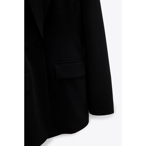 자라 Zara Long sleeve lapel collar blazer. Welt pockets with flaps at front. Front button closure.
