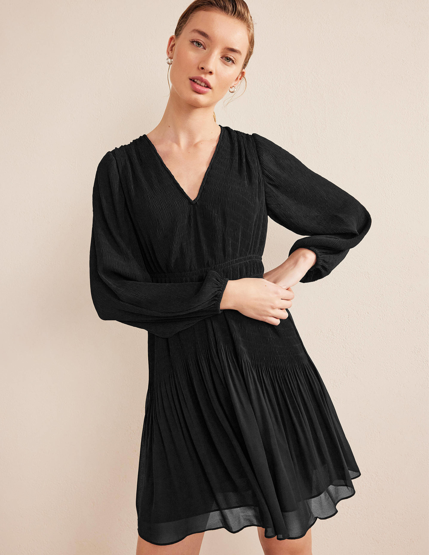 Boden V-neck Plisse Dress - Black