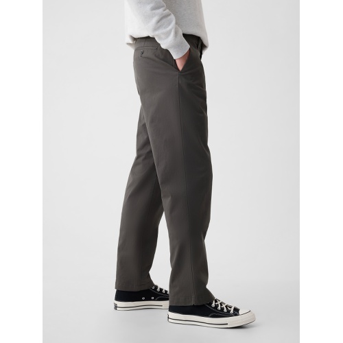 갭 Modern Khakis in Relaxed Fit with GapFlex
