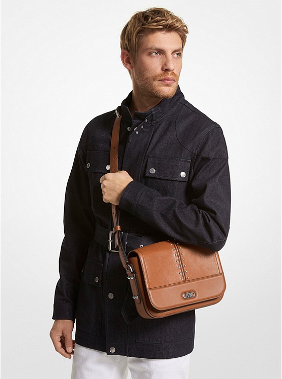 마이클코어스 Michael Kors Mens Astor Medium Studded Leather Messenger Bag