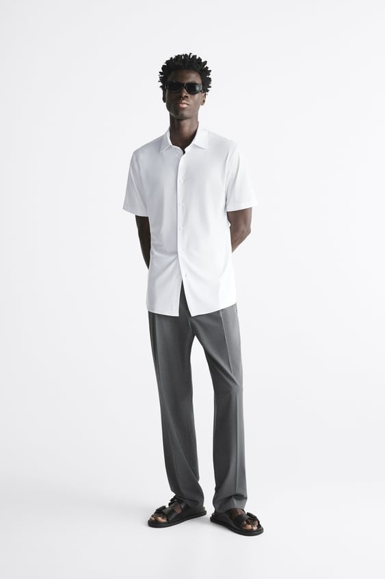 Zara Regular fit shirt made of wrinkle resistant high stretch fabric. Lapel collar and short sleeves. Front button closure.